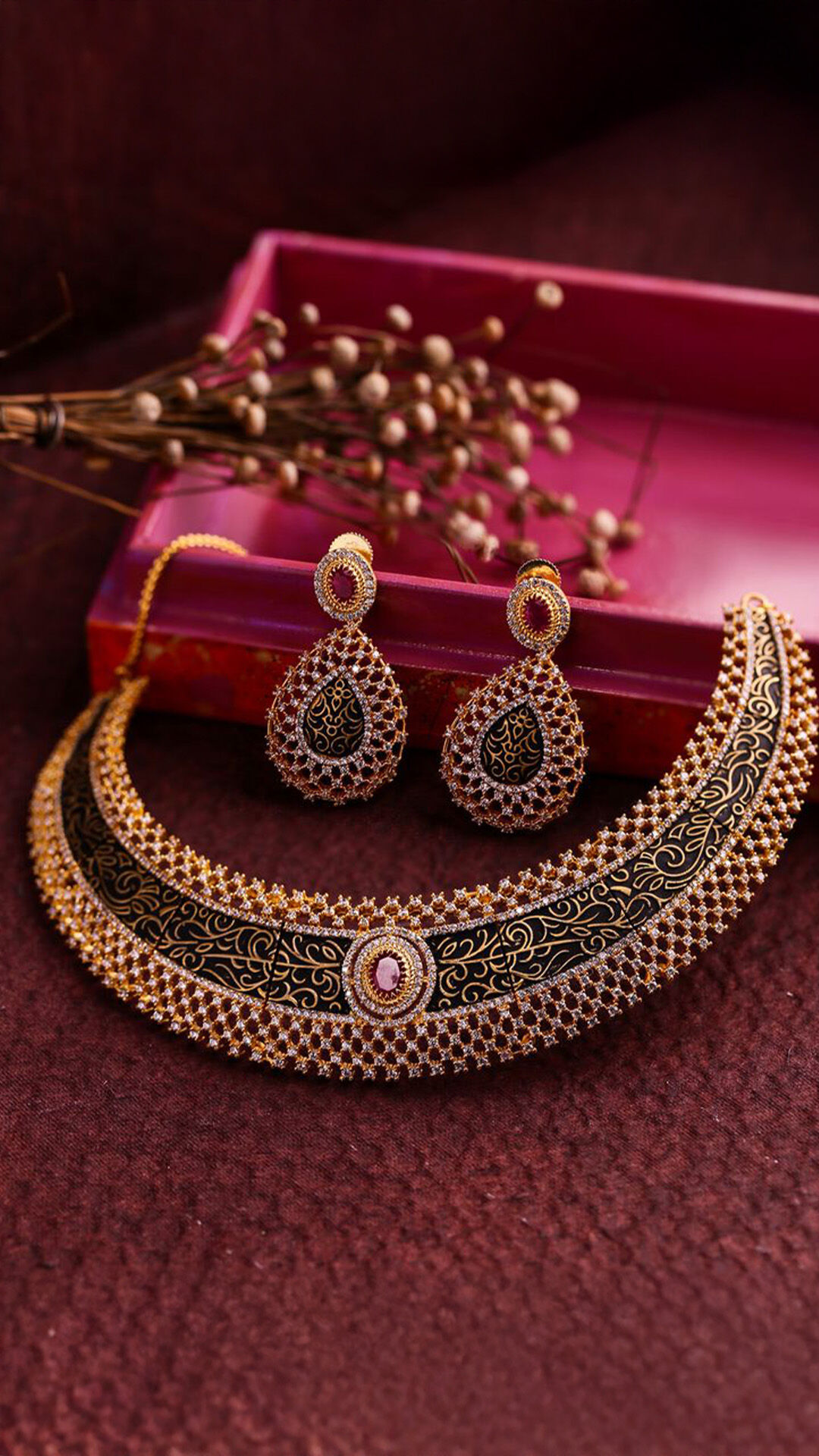 A beautifull gold necklace with gold earings
